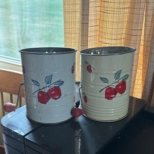 Vintage sifters - Set of 2